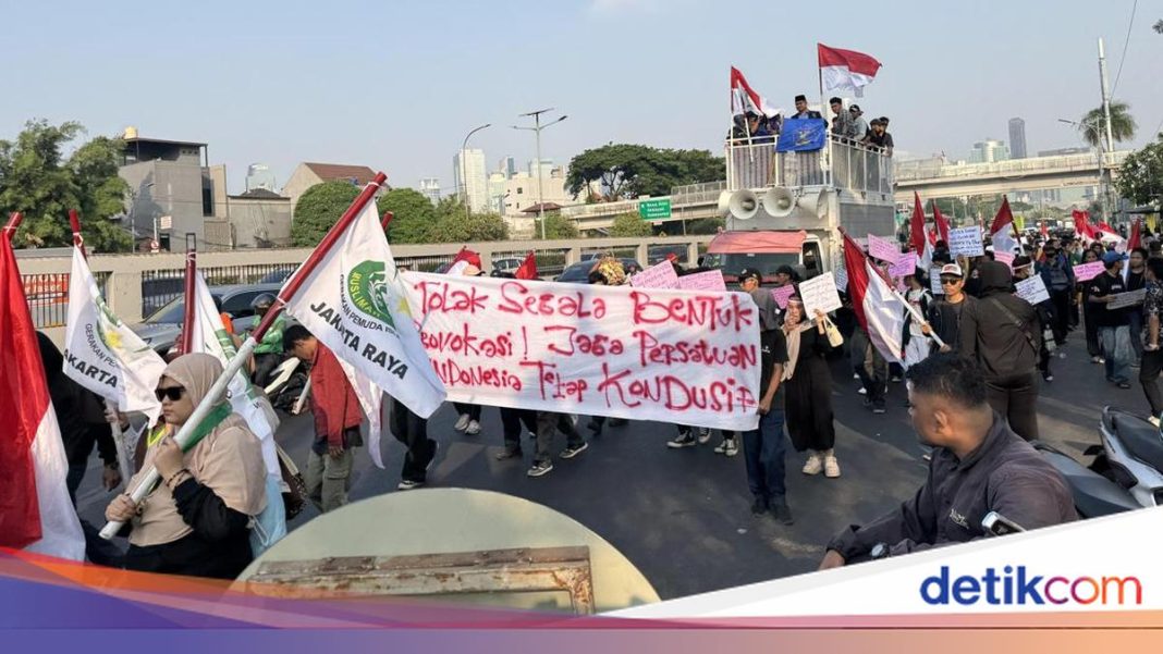 Aliansi Komando Rakyat Gelar Aksi di DPR, Serukan Jaga Persatuan