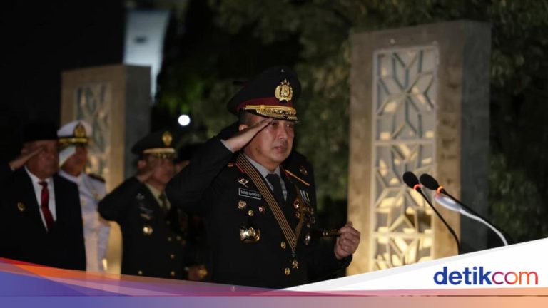 Kenang Jasa Pahlawan, Kapolda Sumsel Pimpin Apel Kehormatan dan Renungan Suci HUT RI