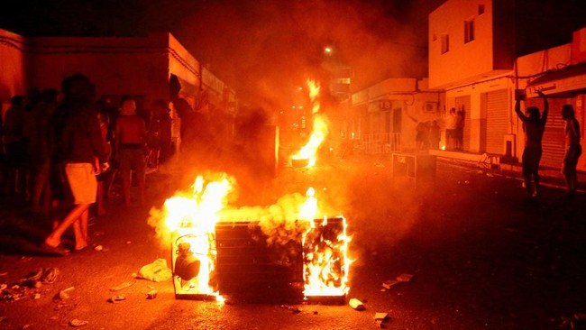Kapal Tenggelam Buat Warga Ngamuk, Batu Melayang-Benda Dibakar – Publik Pos Update