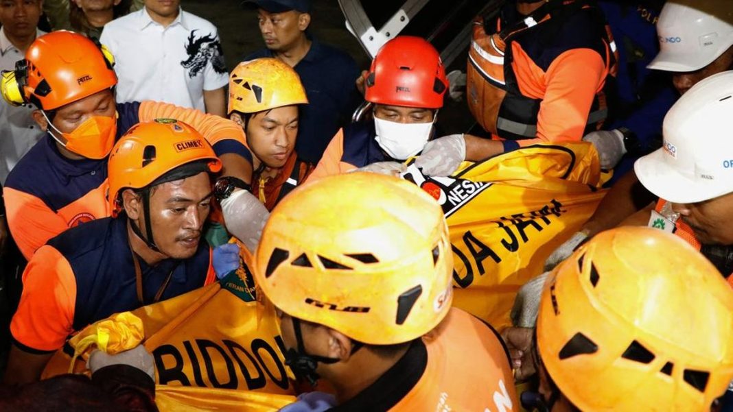 Evakuasi Penumpang KM Mutiara Sentosa Terbakar di Sumenep