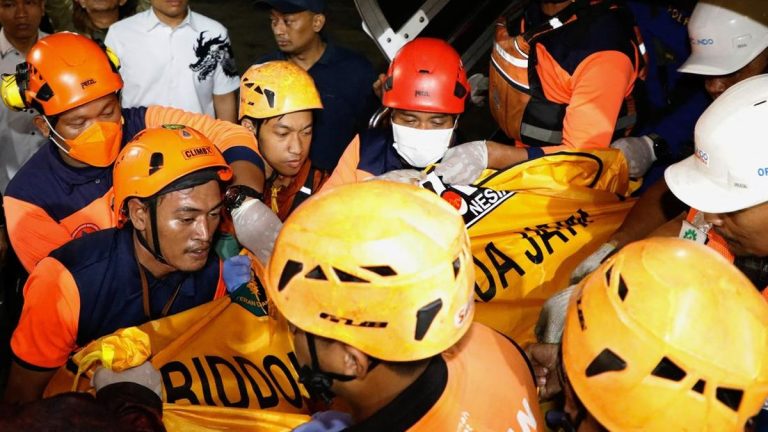Evakuasi Penumpang KM Mutiara Sentosa Terbakar di Sumenep