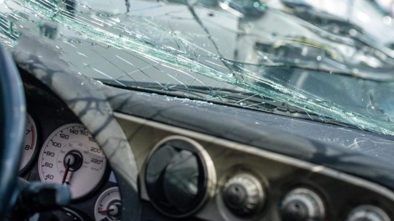 Truk Terguling Imbas Jalan Gelombang di Karawang, Polisi Turun Tangan