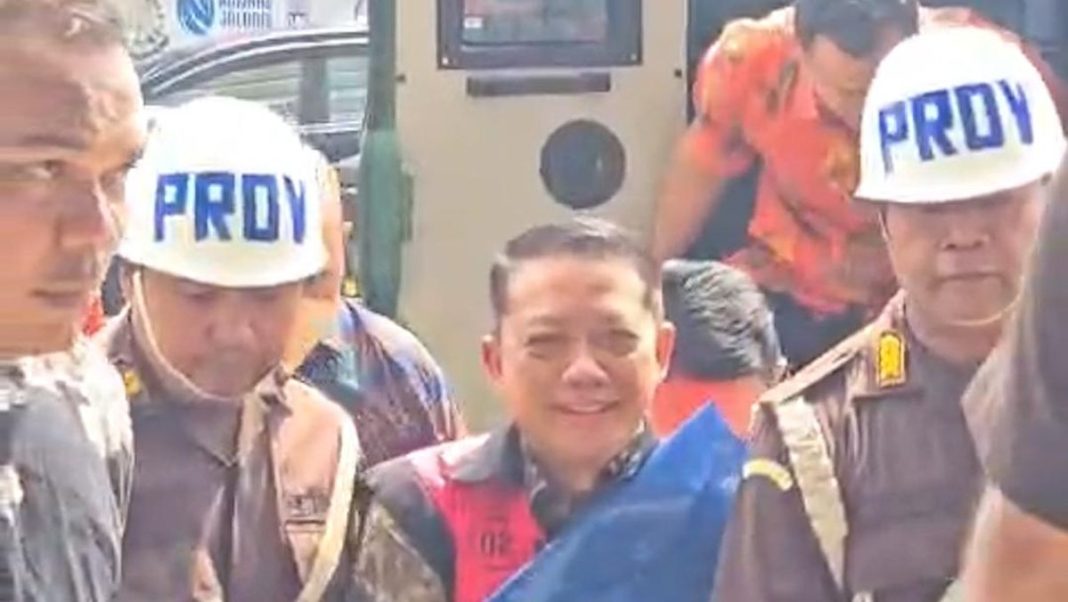 Berompi Tahanan dan Tangan Diborgol, Febrie Diperiksa di Kejagung