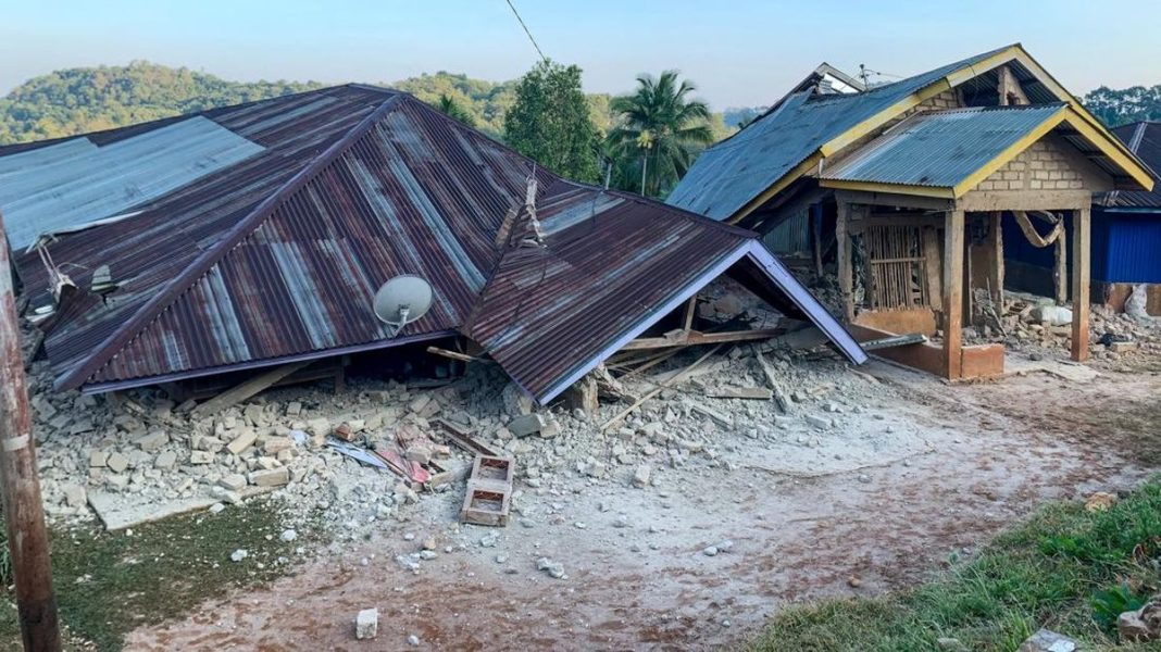 Tiang Listrik Tumbang, Lantai Rumah Terbelah