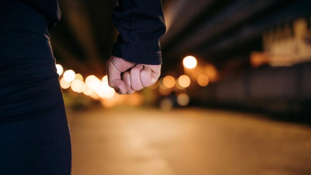 Viral Pria Bugil Ngamuk Gebuki Ojol Pakai Tripleks di Lenteng Agung