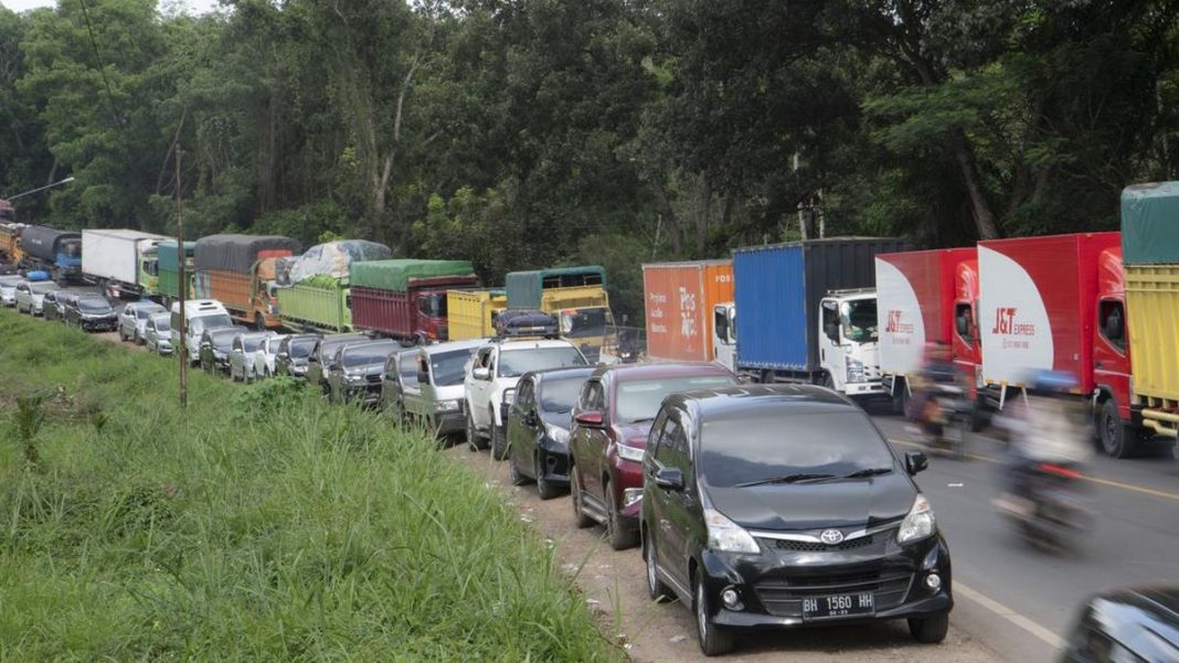 Dua Pekan Macet Panjang Jalintim Sumatra di Palembang-Jambi