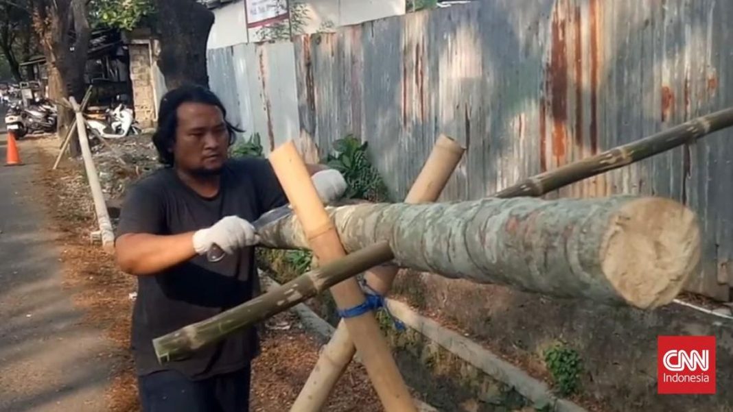 Perajin Pohon Pinang di Tangerang Kebanjiran Pesanan Jelang HUT ke-81
