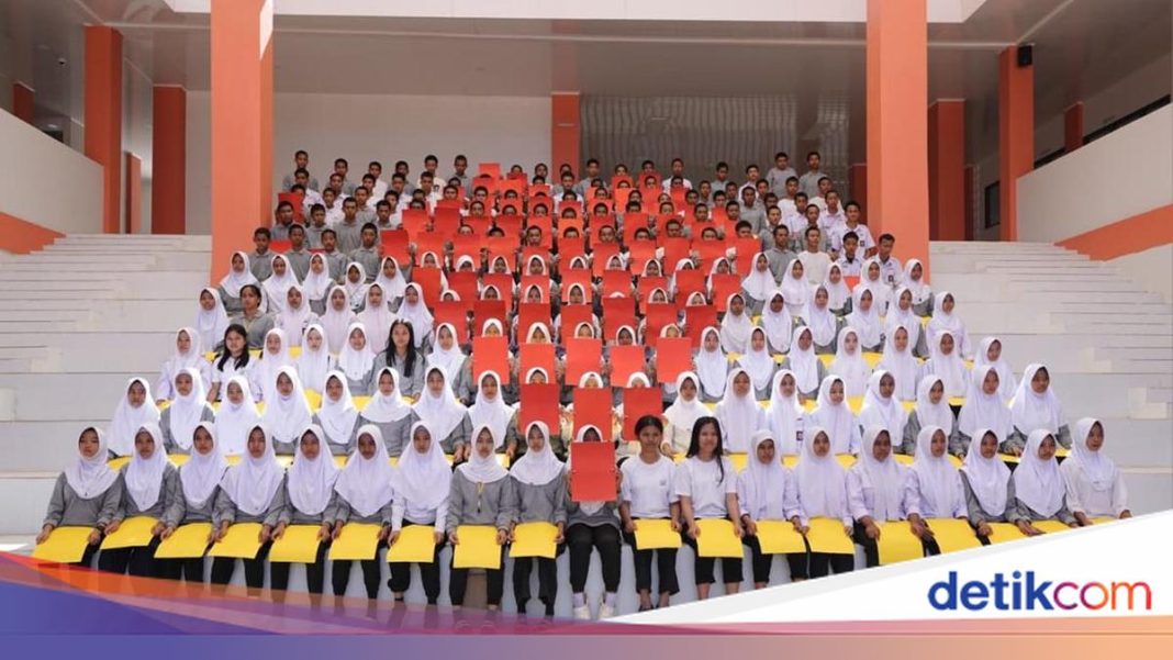 Â Â Â Â Kunjungi Sekolah Rakyat Sulsel, Gus Ipul Disambut Aksi Paper Mob