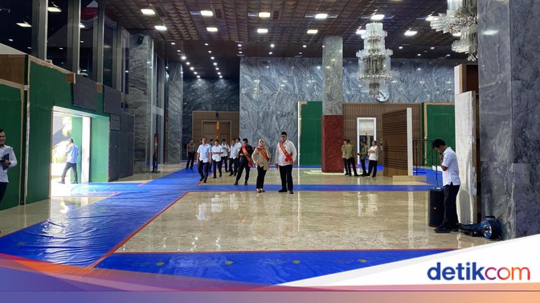 Jelang Sidang Bersama, Karpet hingga Ornamen Merah Putih Mulai Terpasang