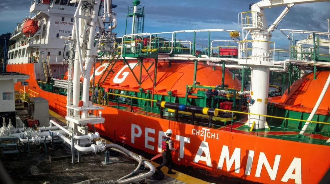 Kapal Pertamina Selamatkan 17 Korban Kebakaran KMP Mutiara Sentosa 2