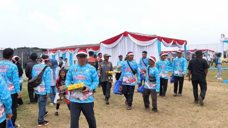 Wakapolri Beri 1.000 Paket Bansos untuk Gapoktan Bawang Putih Cianjur