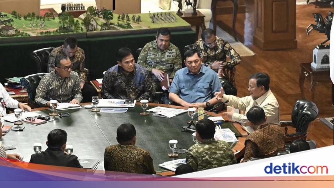 Prabowo Rapat Bareng Panglima-Kastaf Bahas Karhutla-Syarat Warga Dayak Masuk TNI