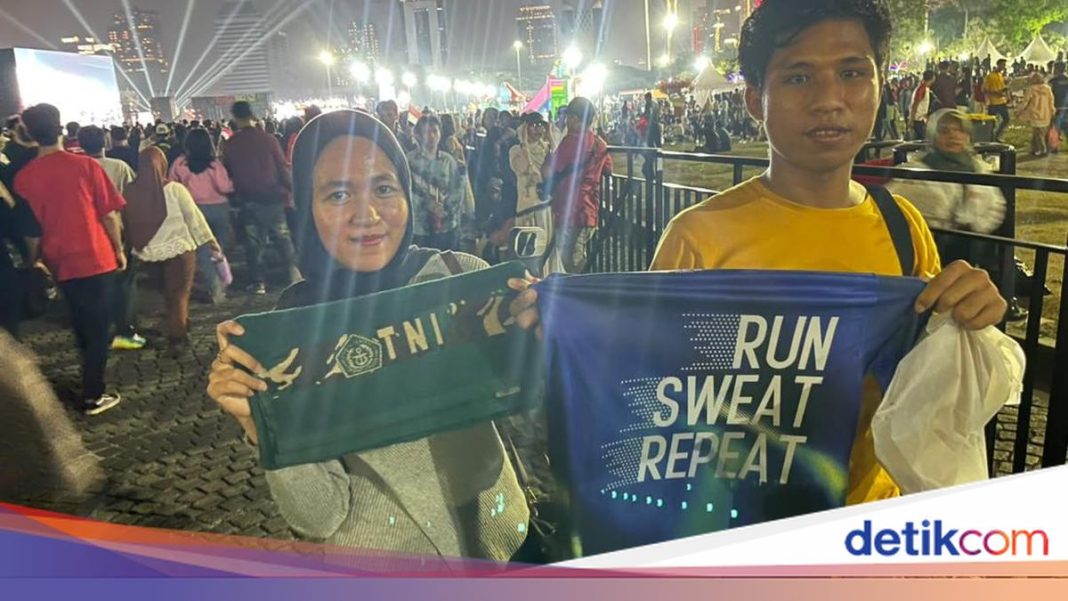 Senangnya Warga Dapat Handuk hingga Kaus di Karnaval Malam Merdeka
