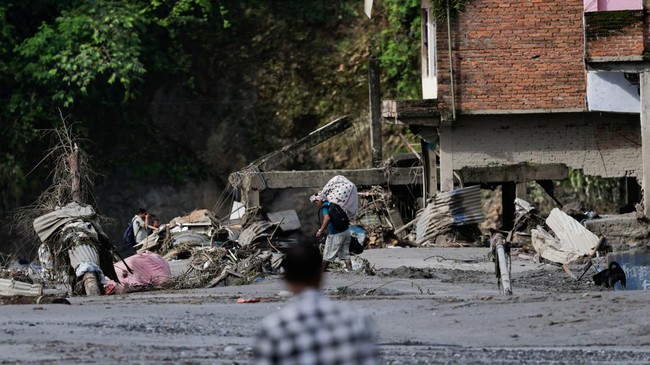 Miris! Mayat Korban Banjir Bandang Nepal Diseret, Anting Emas Dicuri – Publik Pos Update