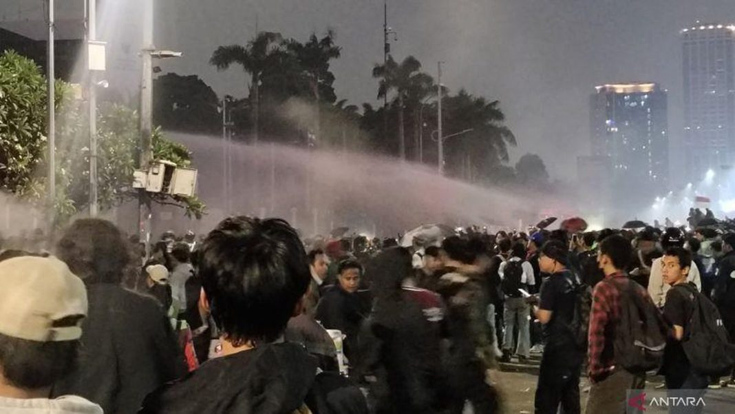 Polisi Tangkap 322 Orang, 1 Tewas