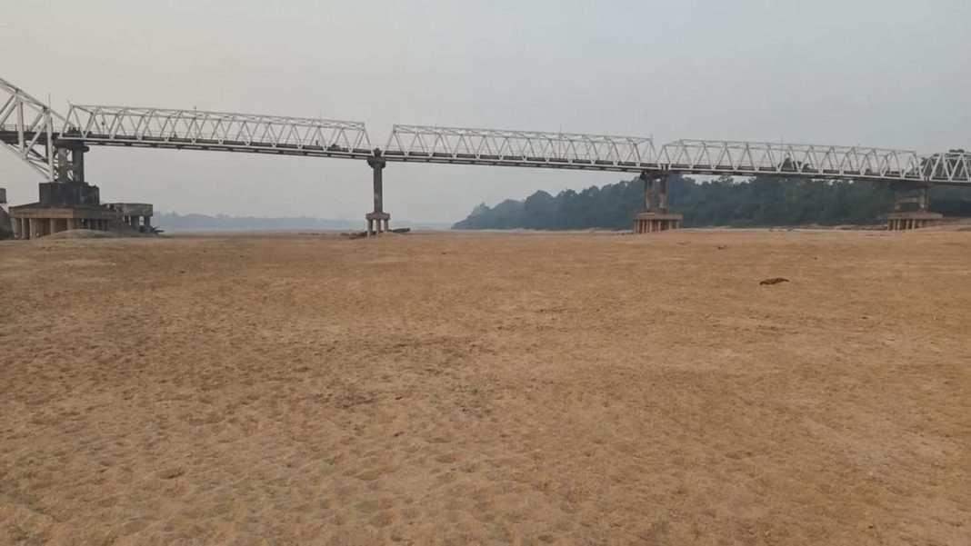 Sungai Barito Mengering, Hamparan Tanah Muncul Bak Gurun Pasir