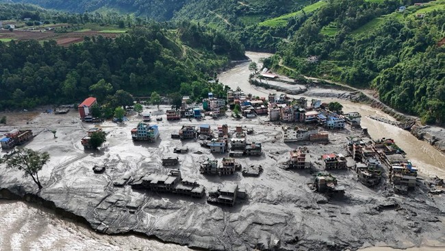 Kota Bak Ditelan Lumpur, Penampakan Dahsyatnya Banjir Bandang Nepal – Publik Pos Update