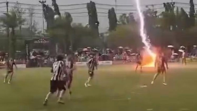 Geger Pemain Bola Tewas Disambar Petir, Laga Berujung Tragedi – Publik Pos Update