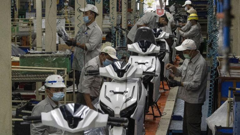 PMI Pulih, Mampukah Industri Kembali Jadi Mesin Penyerap Tenaga Kerja?