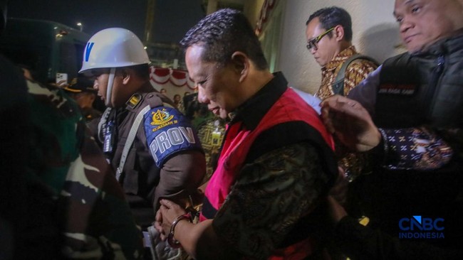 Potret Eks Jampidsus Febrie Usai Diperiksa Tim 9 Kejagung – Publik Pos Update