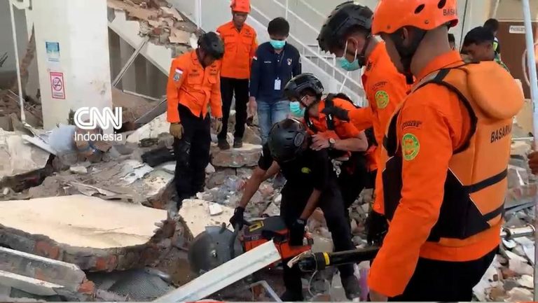Cerita SAR Evakuasi Korban Tewas Gempa NTT di Gedung Pelabuhan Maumere