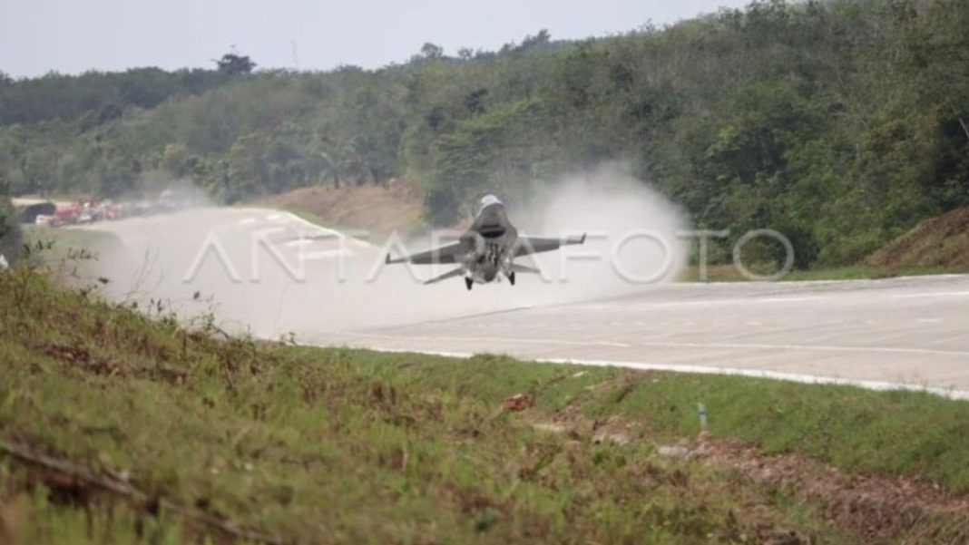 TNI AU Kaji Jalan Tol di Jawa Timur Jadi Landasan Darurat Pesawat
