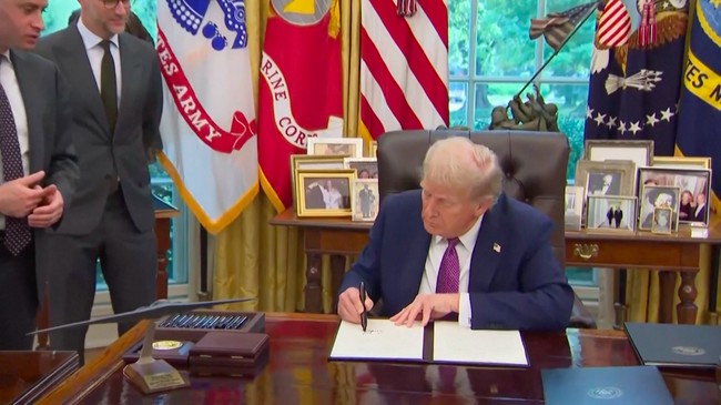 Trump Membangkang dari Putusan Mahkamah Agung, Nekat Teken Aturan Baru – Publik Pos Update
