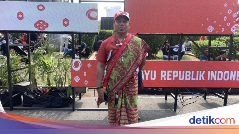 Pakai Baju Adat NTT, Nicolas Nonton Peringatan HUT Ke-81 RI di Depan Istana