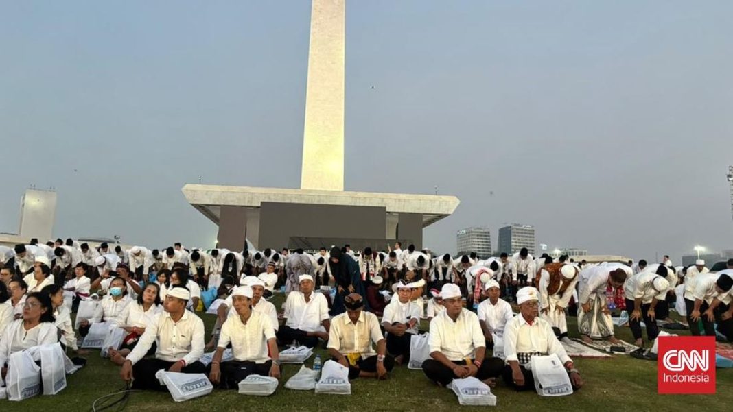 Ribuan Warga Padati Monas untuk Zikir dan Doa Kebangsaan