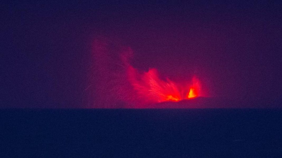Gunung Anak Krakatau Kembali Meletus Minggu Dini Hari
