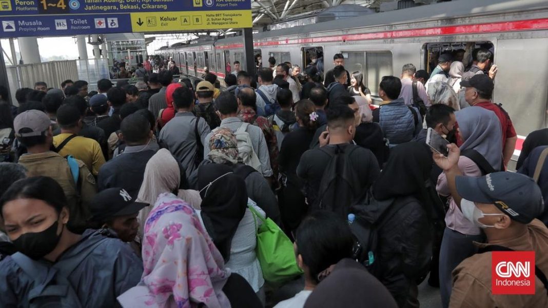 KRL Bogor Anjlok di Stasiun Jakarta Kota, Penumpang Dievakuasi