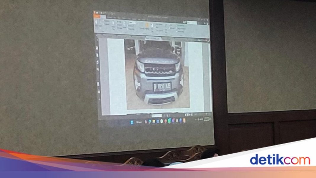 Jaksa KPK Tunjukkan Range Rover-LEGO Star Wars Sitaan dari Eks Staf Kemenag