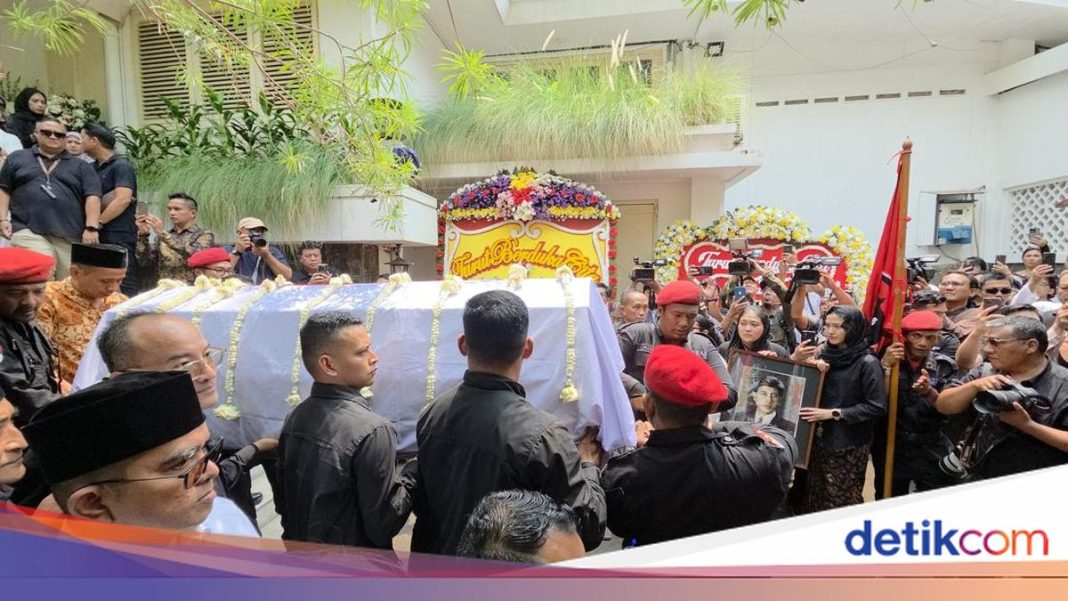 Polda Metro Kawal Pengantaran Jenazah Guruh Soekarnoputra ke TPU Karet Bivak