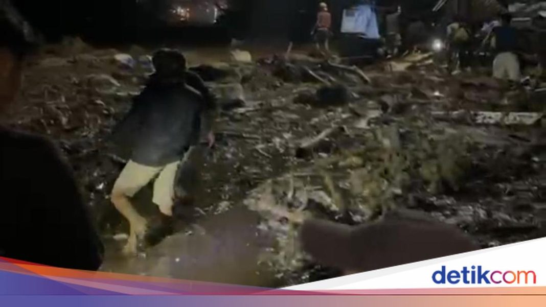 Banjir Bandang Terjang Wilayah Solok, Akses Jalan ke Padang Lumpuh