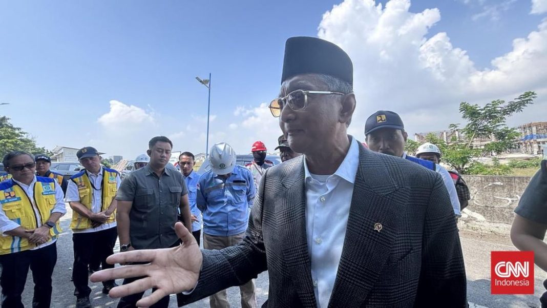 Curiga Laporan Positif Terus, Menteri PU Sidak Kekeringan Sawah Bekasi