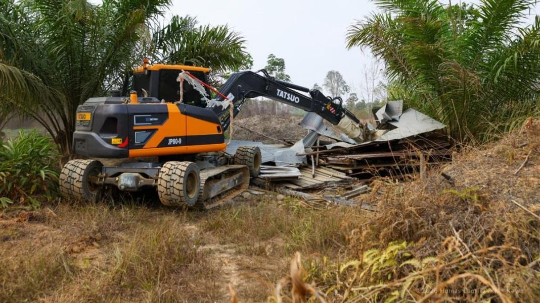 Tim Gabungan Tertibkan Bangunan Liar Kawasan Bukit Soeharto di IKN