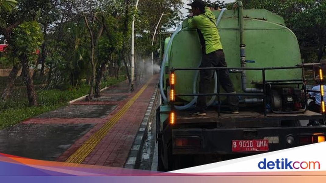 Water Mist Disemprot di Jalanan Jakarta Imbas Abu Vulkanik Anak Krakatau