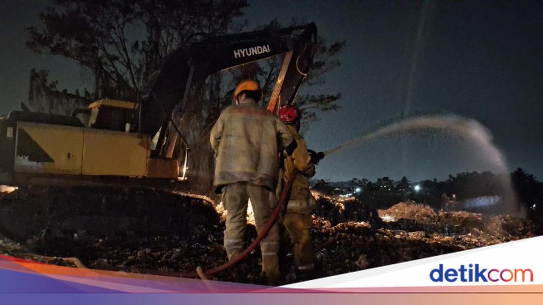 Api Masih Melahap 2,4 Hektare Tumpukan Sampah