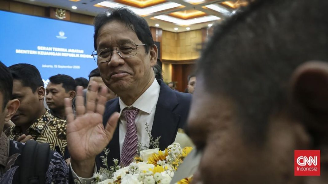 Purbaya Pamer Momen Kasih Makan Ikan di Kolam Usai Kena Reshuffle