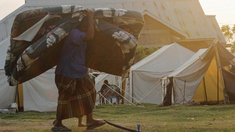 FOTO: Ribuan Korban Gempa NTT Masih Bertahan di Tenda Pengungsian