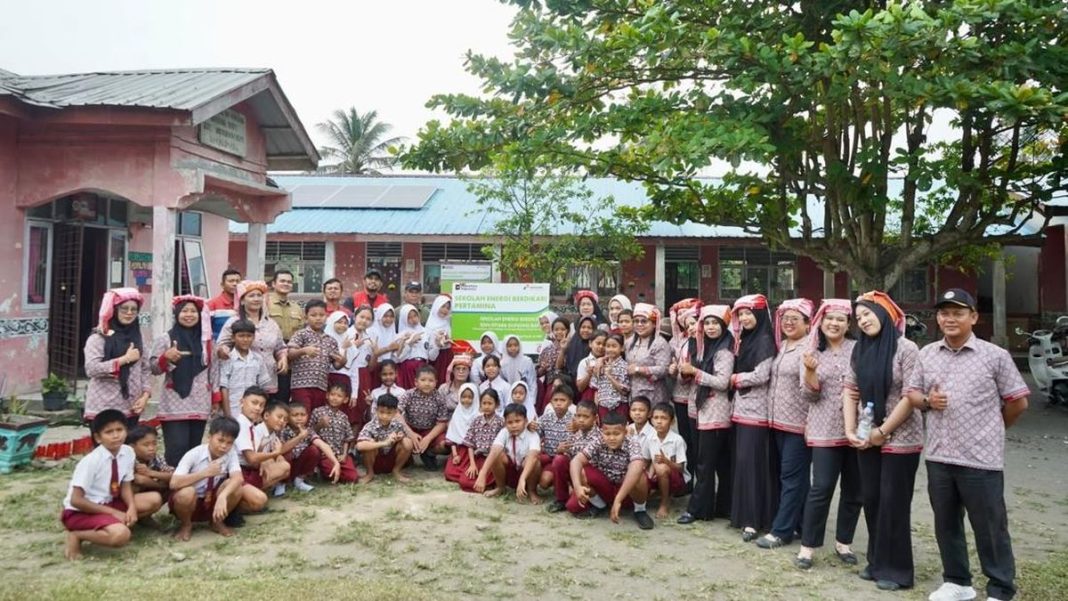 Pertamina NRE Hadirkan PLTS dan Air Bersih di SD Simalungun lewat SEB
