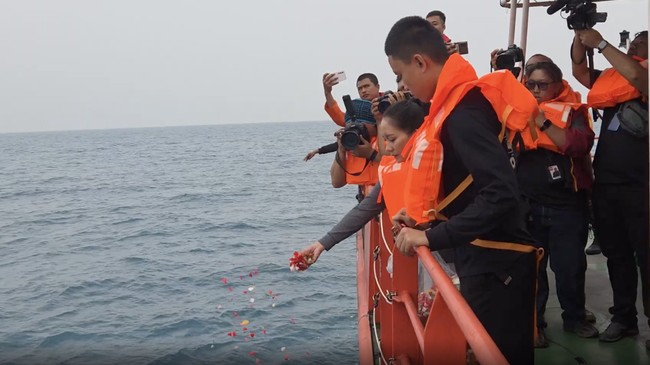 Momen Haru Keluarga Korban Kapal Hilang Efek Anak Krakatau Tabur Bunga – Publik Pos Update