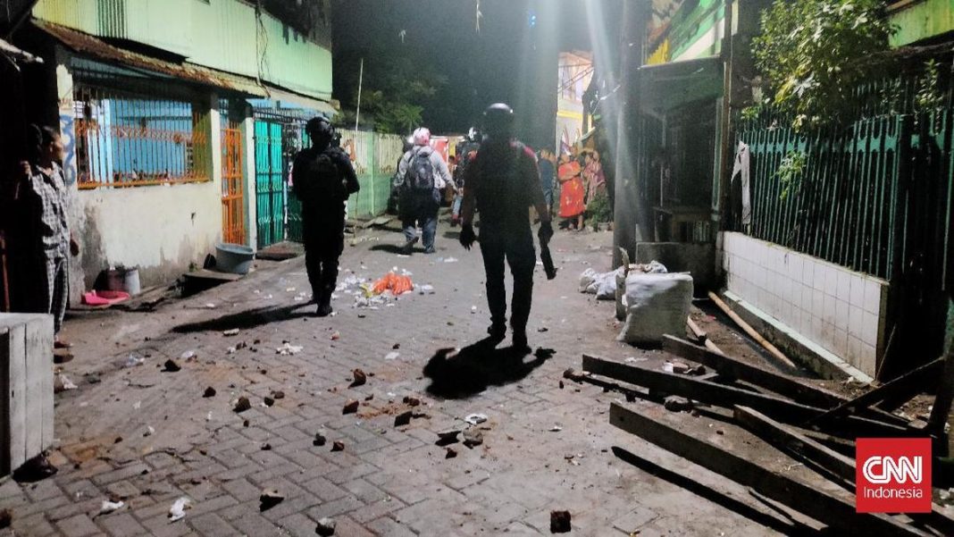 1 Tewas Diduga Kena Peluru, Motor Polisi Dibakar