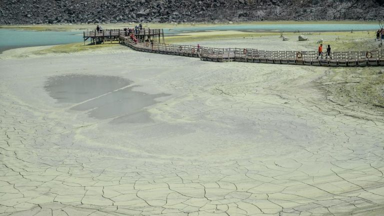 Danau Kawah Putih Ciwidey Mengering Imbas Kemarau Ekstrem