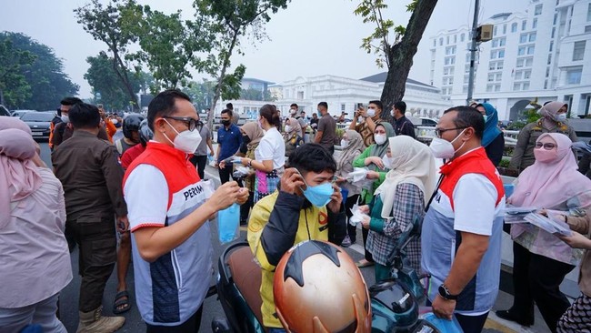 Pertamina Bagikan 2.200 Masker untuk Warga Terdampak Kabut Asap Medan