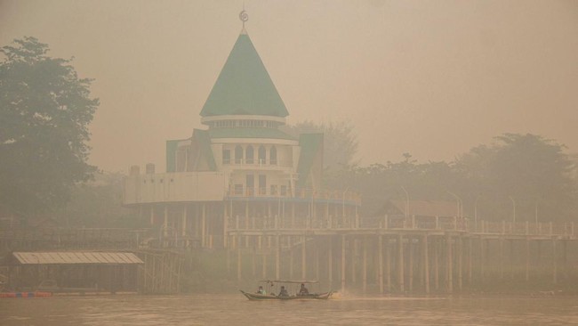 Potret Kabut Asap Oranye Pekat Akibat Karhutla Selimuti Kalteng