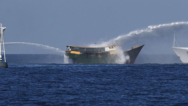 Coast Guard Taiwan Usir Kapal China Pakai Water Cannon