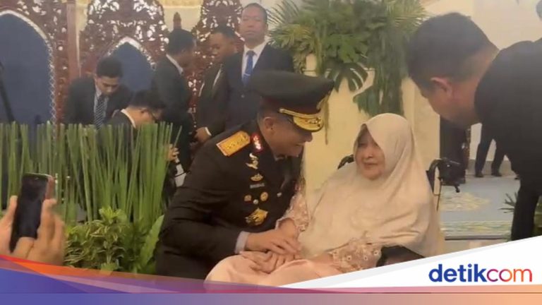 Momen Jenderal Suyudi Bersimpuh Cium Ibu Usai Dilantik Jadi Kapolri di Istana