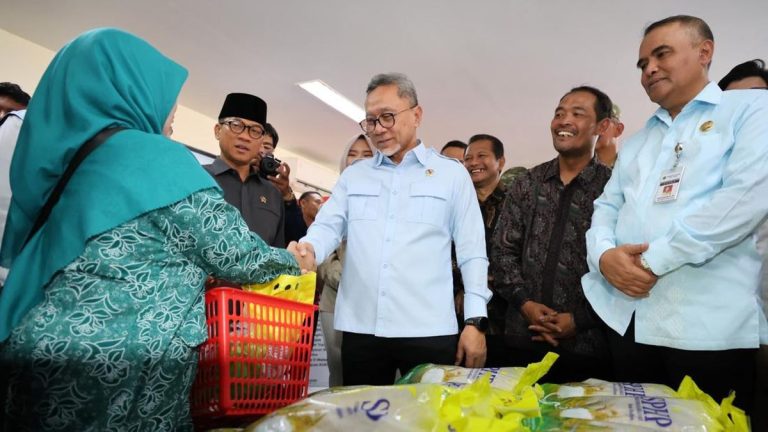 Zulhas Tegaskan Kehadiran Negara Lewat Tambahan Bantuan Pangan