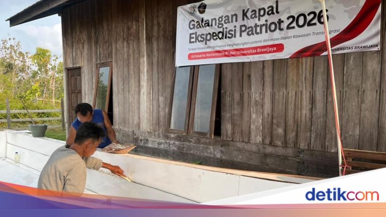 Tim Ekspedisi Patriot Dampingi Warga Segun Belajar Bikin Kapal Fiberglass
